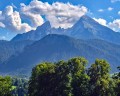Das imposante Watzmann-Massiv in den Berchtesgadener Alpen, ein bekanntes Wahrzeichen der Region.